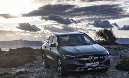 2021 Mercedes-Benz GLA 220d (Color: Mountain Grey Magno) Front Three-Quarter Wallpapers 450x275 (34)
