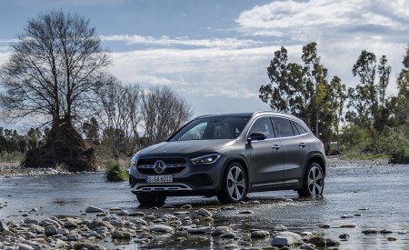 2021 Mercedes-Benz GLA 220d (Color: Mountain Grey Magno) Front Three-Quarter Wallpapers 450x275 (35)