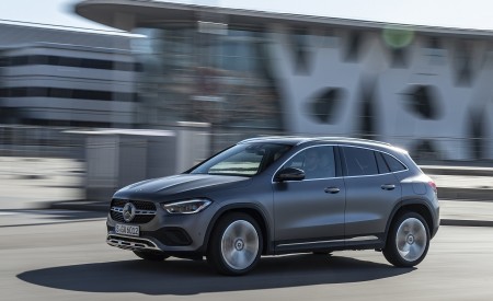 2021 Mercedes-Benz GLA 220d (Color: Mountain Grey Magno) Front Three-Quarter Wallpapers 450x275 (29)