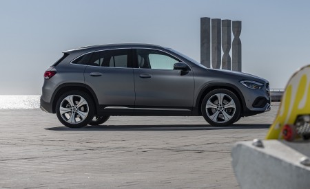 2021 Mercedes-Benz GLA 220d (Color: Mountain Grey Magno) Side Wallpapers 450x275 (41)