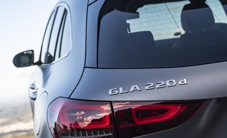 2021 Mercedes-Benz GLA 220d (Color: Mountain Grey Magno) Tail Light Wallpapers 450x275 (43)