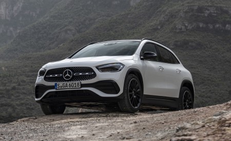 2021 Mercedes-Benz GLA 250 (Color: Digital White) Front Three-Quarter Wallpapers 450x275 (6)