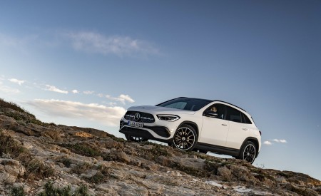 2021 Mercedes-Benz GLA 250 (Color: Digital White) Front Three-Quarter Wallpapers 450x275 (7)
