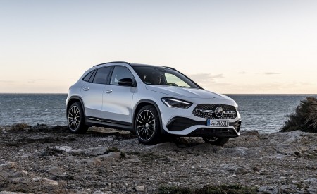 2021 Mercedes-Benz GLA 250 (Color: Digital White) Front Three-Quarter Wallpapers 450x275 (8)