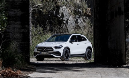 2021 Mercedes-Benz GLA 250 (Color: Digital White) Front Three-Quarter Wallpapers 450x275 (11)