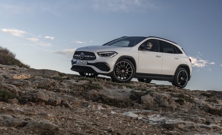2021 Mercedes-Benz GLA 250 (Color: Digital White) Front Three-Quarter Wallpapers 450x275 (9)