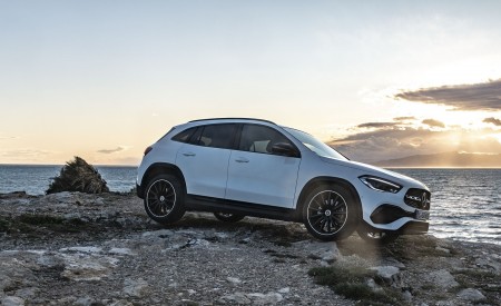 2021 Mercedes-Benz GLA 250 (Color: Digital White) Front Three-Quarter Wallpapers 450x275 (10)