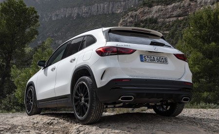 2021 Mercedes-Benz GLA 250 (Color: Digital White) Rear Three-Quarter Wallpapers 450x275 (12)