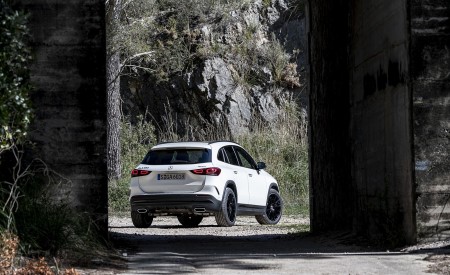2021 Mercedes-Benz GLA 250 (Color: Digital White) Rear Three-Quarter Wallpapers 450x275 (14)