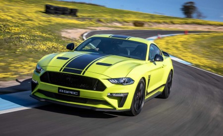 2020 Ford Mustang R-Spec (Color: Grabber Lime) Front Three-Quarter Wallpapers 450x275 (4)