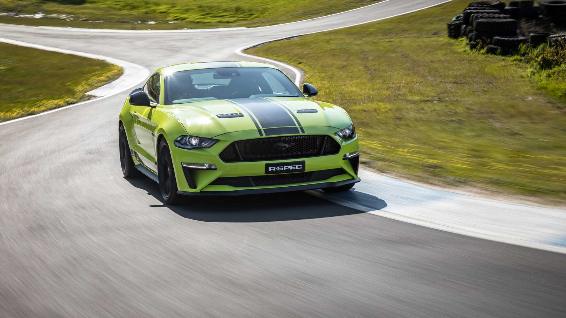 2020 Ford Mustang R-Spec (Color: Grabber Lime) Front Three-Quarter Wallpapers #15 of 38