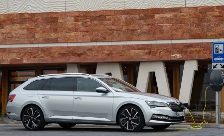 2020 Skoda Superb Combi iV Plug-In Hybrid Charging Wallpapers 450x275 (95)