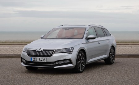 2020 Skoda Superb Combi iV Plug-In Hybrid Front Three-Quarter Wallpapers 450x275 (96)