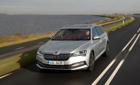 2020 Skoda Superb Combi iV Plug-In Hybrid Front Three-Quarter Wallpapers 450x275 (83)