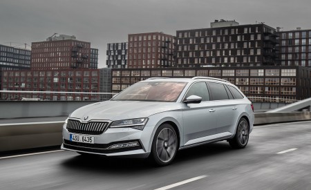 2020 Skoda Superb Combi iV Plug-In Hybrid Front Three-Quarter Wallpapers 450x275 (77)