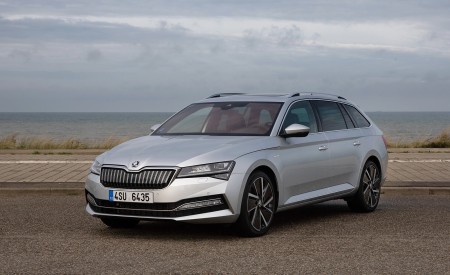 2020 Skoda Superb Combi iV Plug-In Hybrid Front Three-Quarter Wallpapers 450x275 (97)