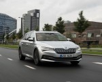 2020 Skoda Superb Combi iV Plug-In Hybrid Front Three-Quarter Wallpapers 150x120