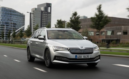 2020 Skoda Superb Combi iV Plug-In Hybrid Front Three-Quarter Wallpapers 450x275 (85)