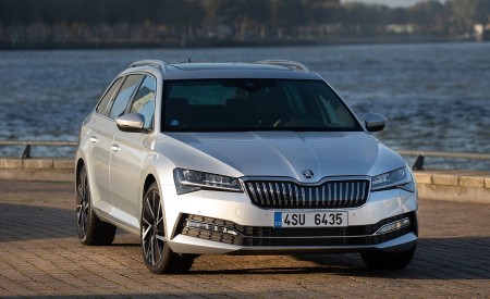 2020 Skoda Superb Combi iV Plug-In Hybrid Front Three-Quarter Wallpapers 450x275 (99)