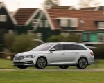 2020 Skoda Superb Combi iV Plug-In Hybrid Front Three-Quarter Wallpapers 150x120