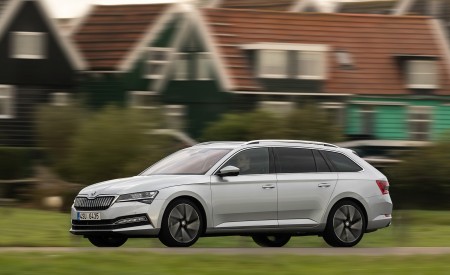 2020 Skoda Superb Combi iV Plug-In Hybrid Front Three-Quarter Wallpapers 450x275 (78)
