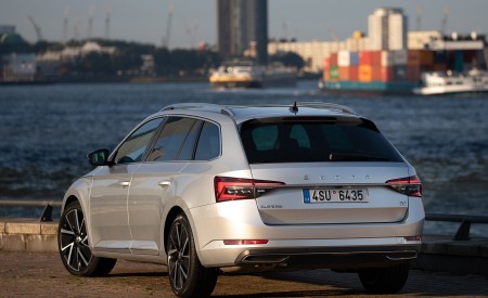 2020 Skoda Superb Combi iV Plug-In Hybrid Rear Three-Quarter Wallpapers 450x275 (88)