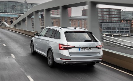 2020 Skoda Superb Combi iV Plug-In Hybrid Rear Three-Quarter Wallpapers 450x275 (81)