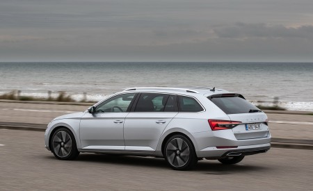2020 Skoda Superb Combi iV Plug-In Hybrid Rear Three-Quarter Wallpapers 450x275 (90)