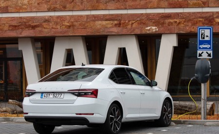 2020 Skoda Superb iV Plug-In Hybrid Charging Wallpapers 450x275 (41)