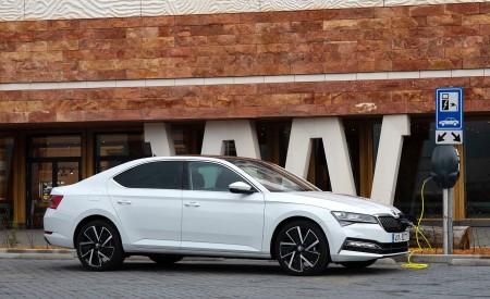 2020 Skoda Superb iV Plug-In Hybrid Charging Wallpapers 450x275 (31)