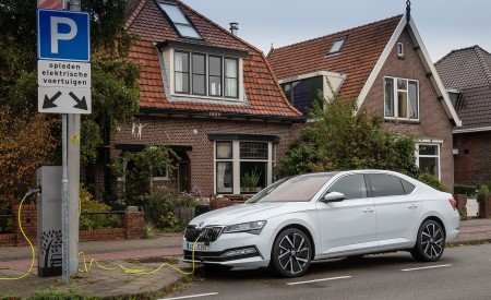 2020 Skoda Superb iV Plug-In Hybrid Charging Wallpapers 450x275 (32)