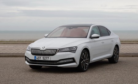 2020 Skoda Superb iV Plug-In Hybrid Front Three-Quarter Wallpapers 450x275 (42)