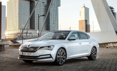 2020 Skoda Superb iV Plug-In Hybrid Front Three-Quarter Wallpapers 450x275 (33)
