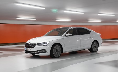 2020 Skoda Superb iV Plug-In Hybrid Front Three-Quarter Wallpapers 450x275 (15)