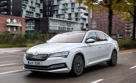 2020 Skoda Superb iV Plug-In Hybrid Front Three-Quarter Wallpapers 450x275 (2)