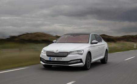 2020 Skoda Superb iV Plug-In Hybrid Front Three-Quarter Wallpapers 450x275 (16)