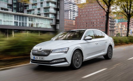 2020 Skoda Superb iV Plug-In Hybrid Front Three-Quarter Wallpapers 450x275 (3)