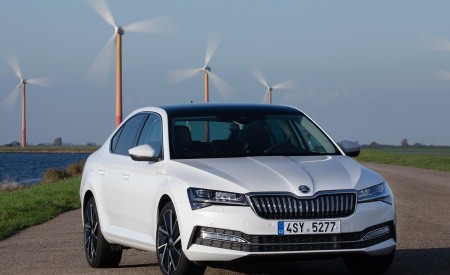 2020 Skoda Superb iV Plug-In Hybrid Front Three-Quarter Wallpapers 450x275 (34)