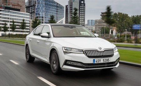 2020 Skoda Superb iV Plug-In Hybrid Front Three-Quarter Wallpapers 450x275 (4)