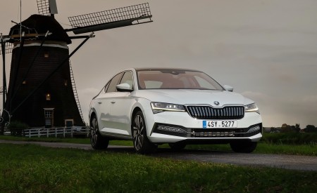 2020 Skoda Superb iV Plug-In Hybrid Front Three-Quarter Wallpapers 450x275 (35)