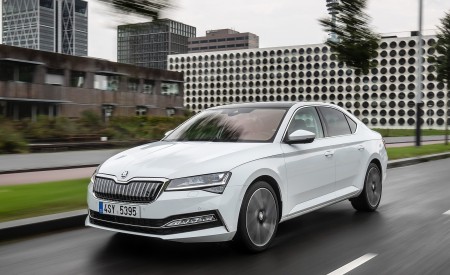 2020 Skoda Superb iV Plug-In Hybrid Front Three-Quarter Wallpapers 450x275 (5)