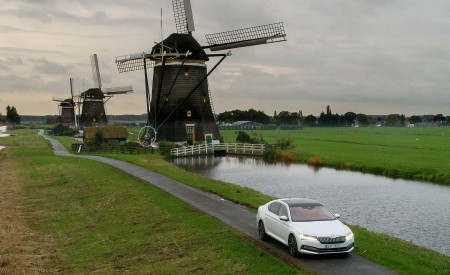 2020 Skoda Superb iV Plug-In Hybrid Front Three-Quarter Wallpapers 450x275 (36)