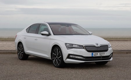 2020 Skoda Superb iV Plug-In Hybrid Front Three-Quarter Wallpapers 450x275 (43)