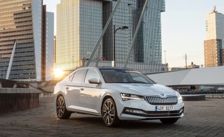 2020 Skoda Superb iV Plug-In Hybrid Front Three-Quarter Wallpapers 450x275 (37)