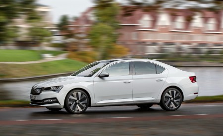 2020 Skoda Superb iV Plug-In Hybrid Front Three-Quarter Wallpapers 450x275 (10)