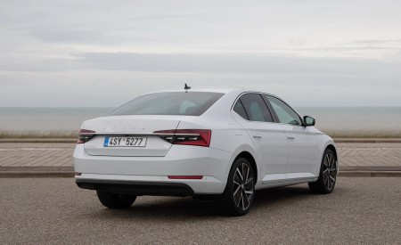 2020 Skoda Superb iV Plug-In Hybrid Rear Three-Quarter Wallpapers 450x275 (45)