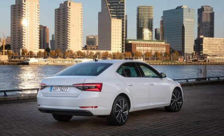 2020 Skoda Superb iV Plug-In Hybrid Rear Three-Quarter Wallpapers 450x275 (38)
