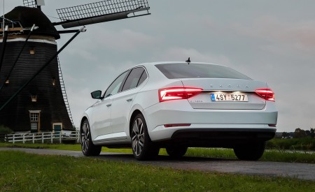 2020 Skoda Superb iV Plug-In Hybrid Rear Three-Quarter Wallpapers 450x275 (39)