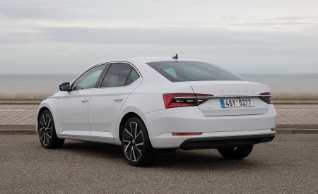 2020 Skoda Superb iV Plug-In Hybrid Rear Three-Quarter Wallpapers 450x275 (46)