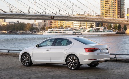 2020 Skoda Superb iV Plug-In Hybrid Rear Three-Quarter Wallpapers 450x275 (40)